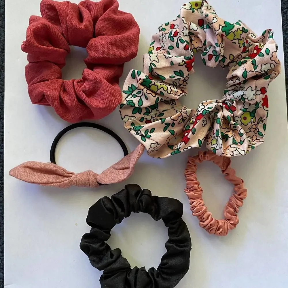 N/A set scrunchies